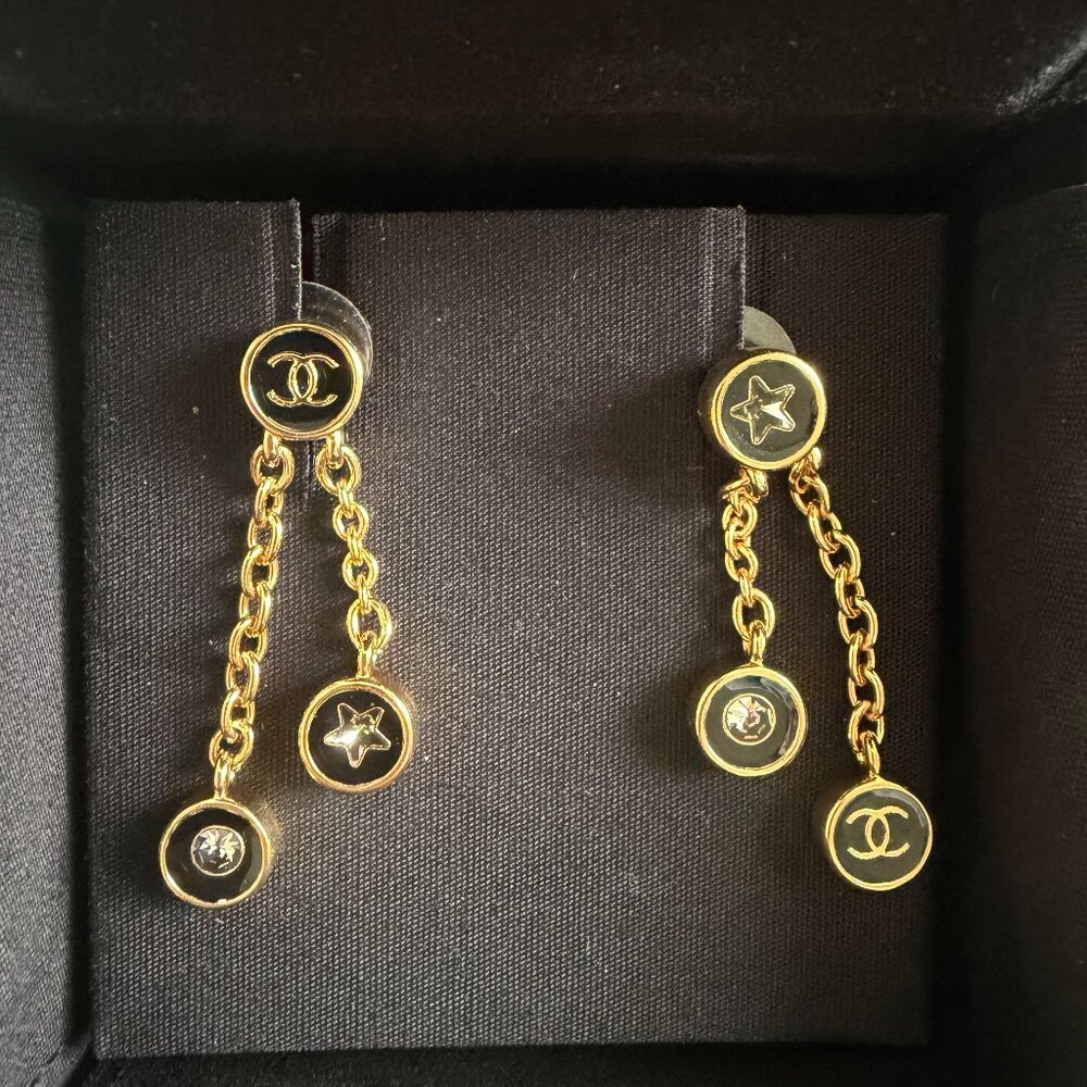 NWT Chanel 2025 Black Enamel CC & Star Pendant Chain Earrings – Gold Tone, Rare